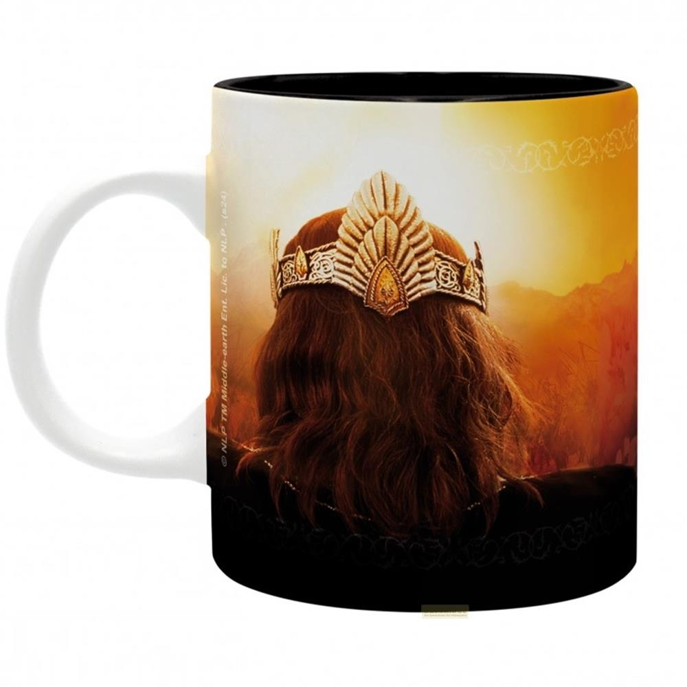 Una taza que muestra la espalda de una persona con corona y cabello castaño.