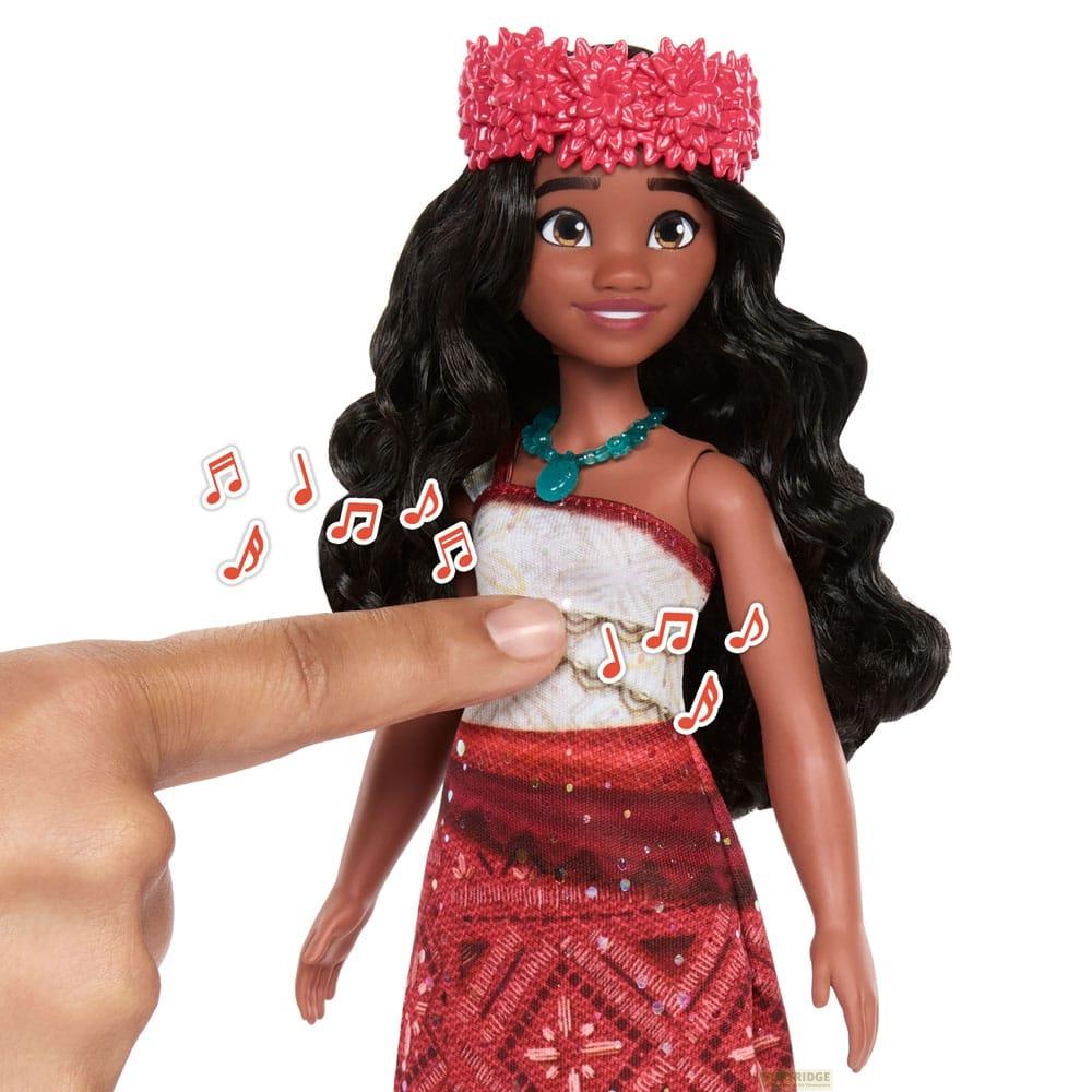 Kind berührt Moana-Puppe mit Musiknoten um sie herum.