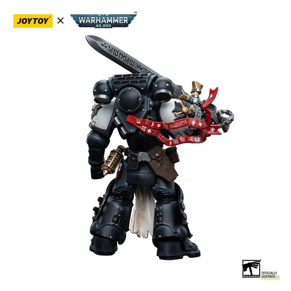 Czarny Space Marine z Warhammer 40,000 z mieczem i czerwoną chorągwią.