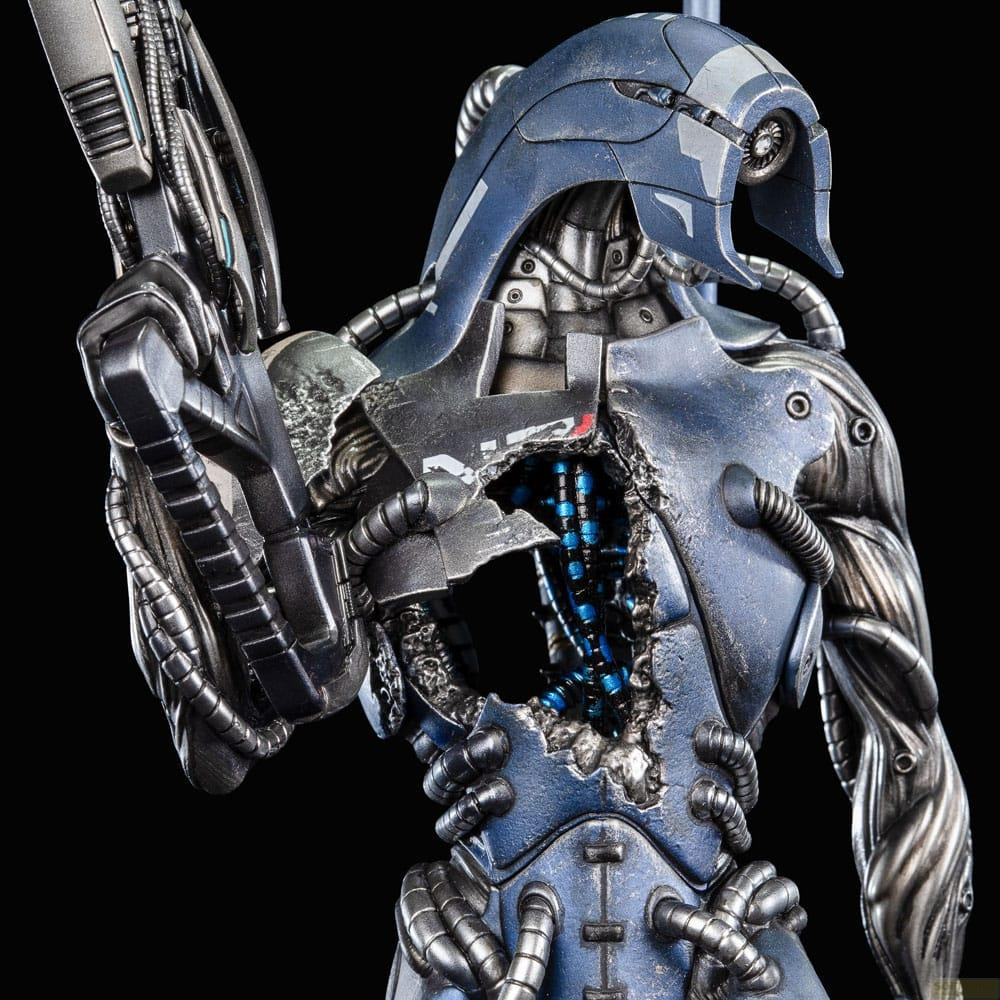 Ein blauer Roboter mit sichtbaren inneren blauen Kabeln und einer Waffe.