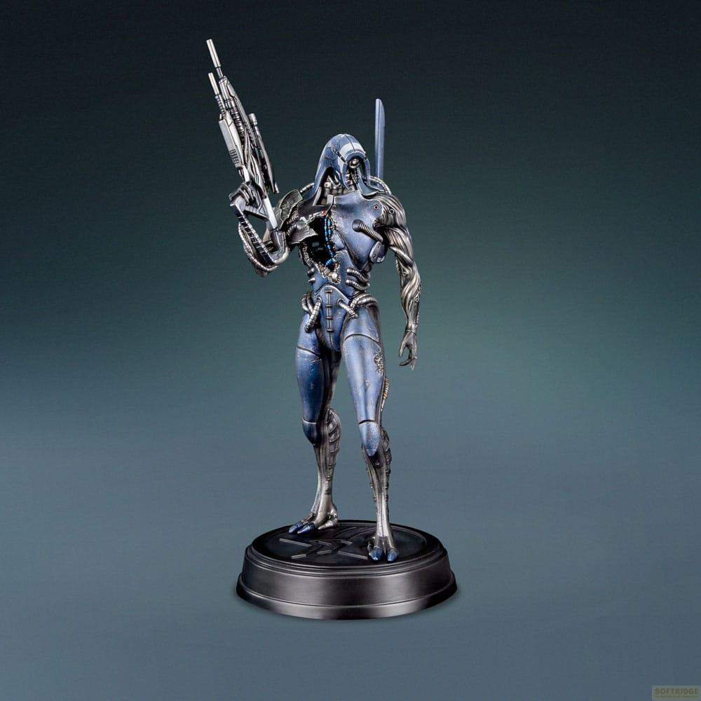 Eine blaue und silberne Roboterfigur mit einer Waffe steht auf einem Sockel.