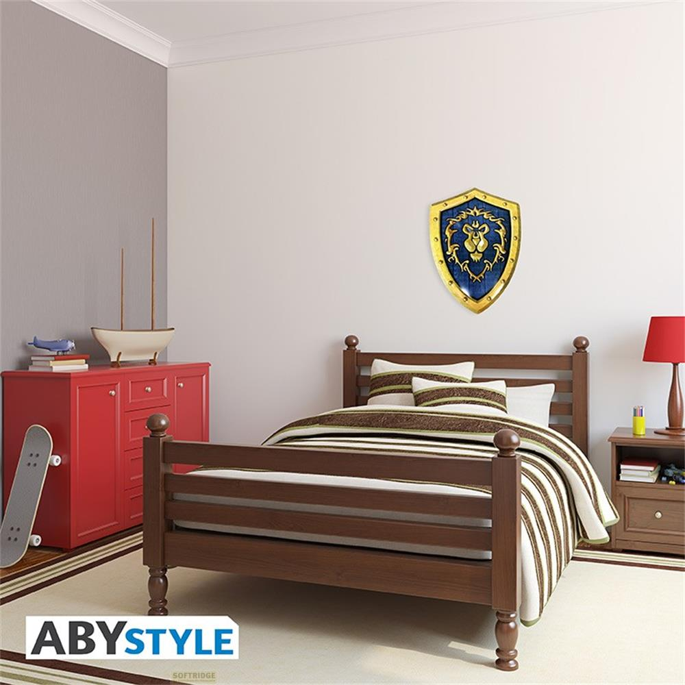 Ein Schlafzimmer mit Holzbett, rotem Schrank, Skateboard und einem Schild an der Wand.