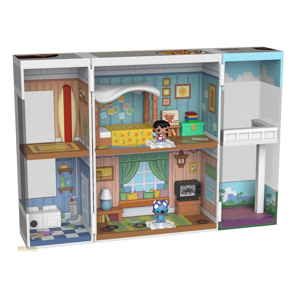 Una casa de muñecas de tres pisos con habitaciones detalladas, figuras de juguete y muebles.