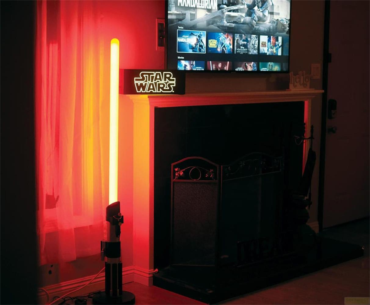 Un soporte de sable de luz rojo brillante junto a una chimenea. Un televisor reproduce arriba.