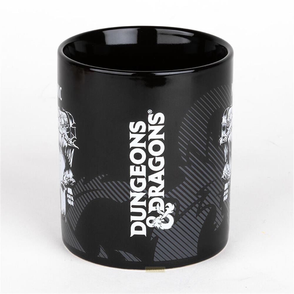 Schwarze Tasse mit Dungeons & Dragons-Logo und Drachenabbildungen.
