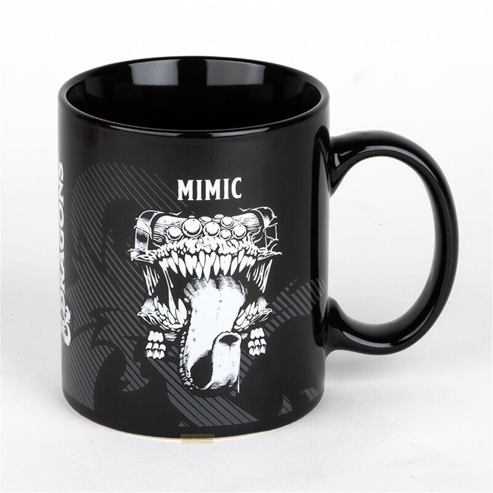 Schwarze Tasse mit offenem Mund und Zunge, mit dem Wort MIMIC.