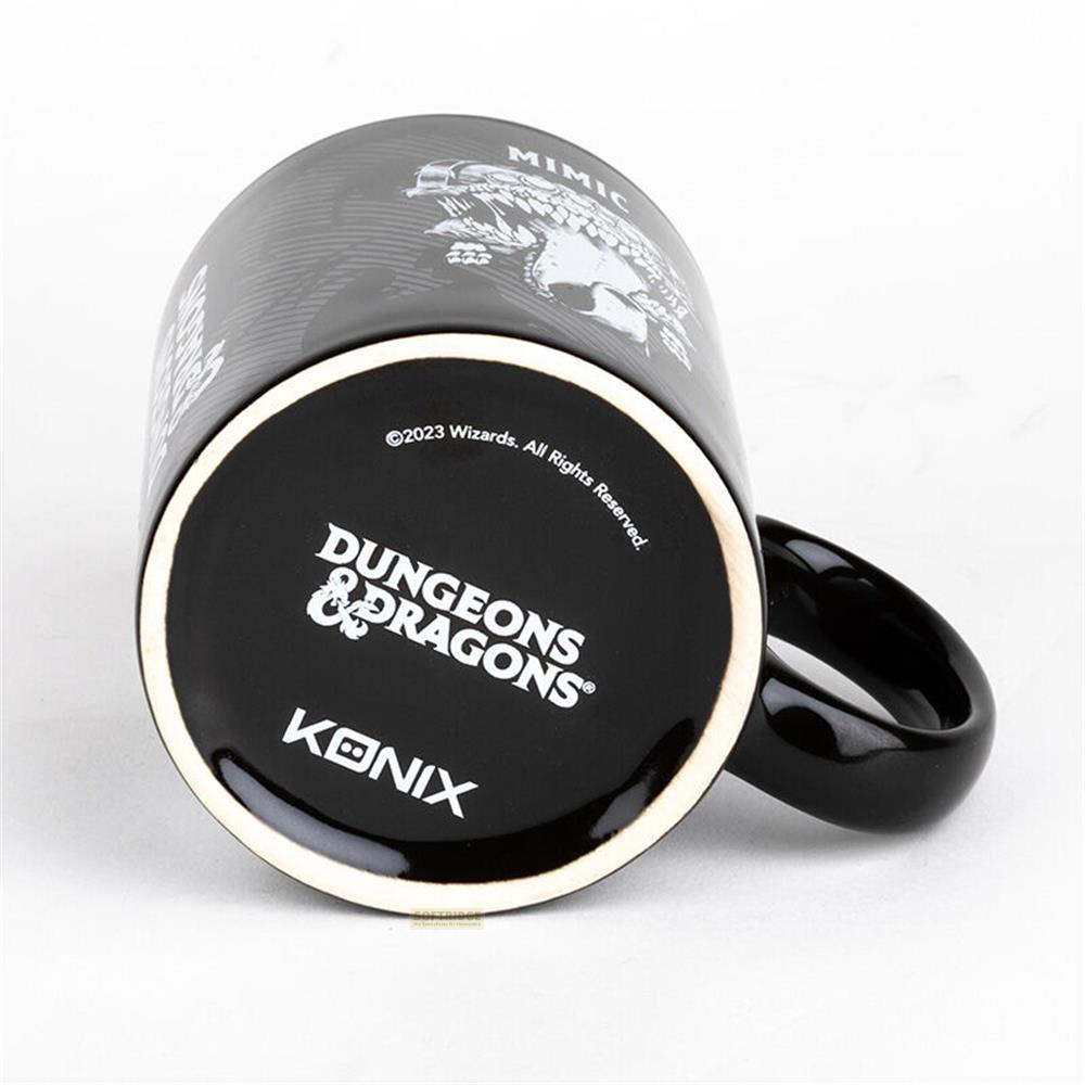 Schwarze Tasse mit D&D-Logo, Mimik-Grafik und Konix-Schriftzug.