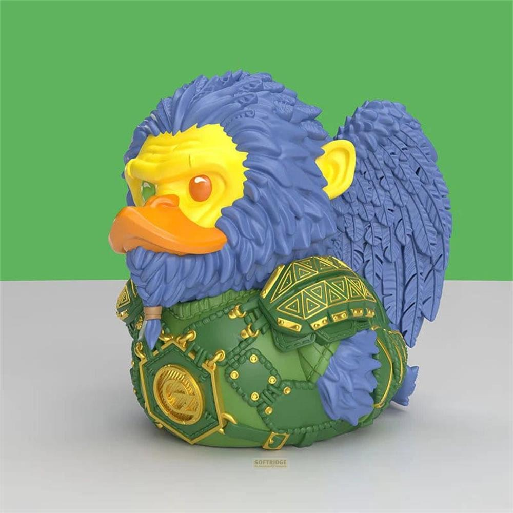 Ein Enten-Spielzeug in Affenform mit blauen Federn und grüner Rüstung.