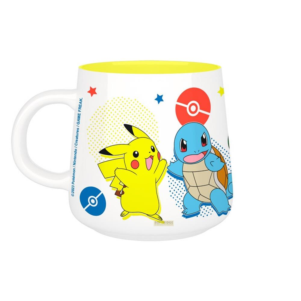Eine Tasse mit Pikachu und Schiggy, die auf beiden Seiten mit Pokébällen verziert ist.