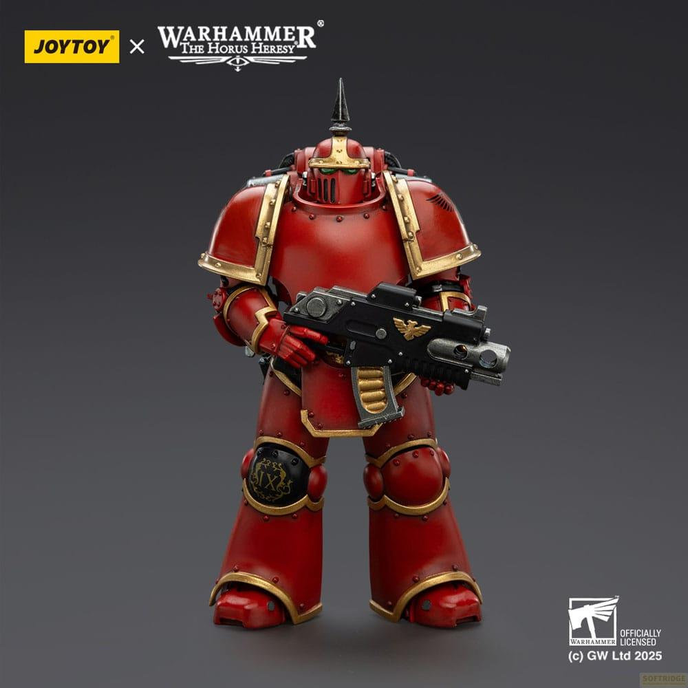 Czerwony Space Marine z Warhammera 40k w złotej zbroi z karabinem.