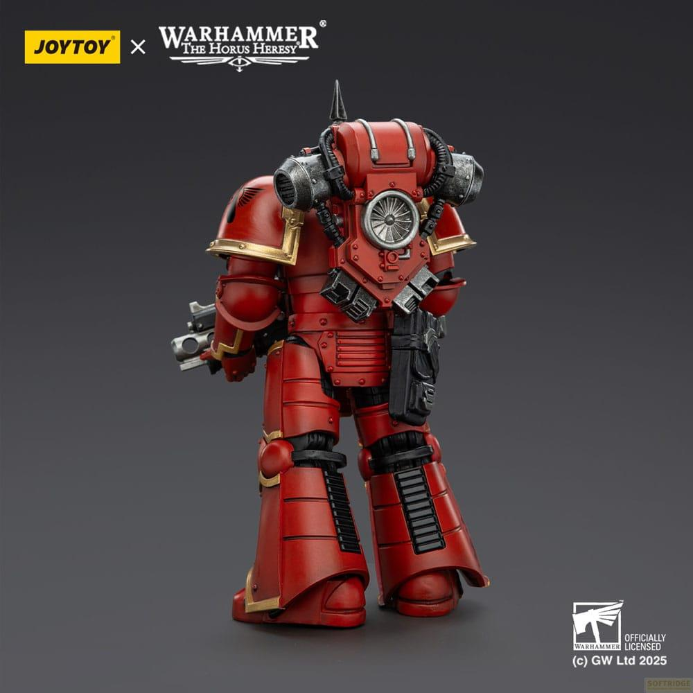 Czerwony opancerzony Space Marine z wyposażeniem i bronią, ujęcie studyjne.
