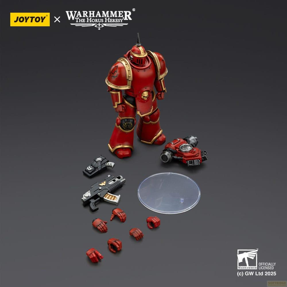 Czerwona zbroja, bronie i ręce wojownika z uniwersum Warhammer.