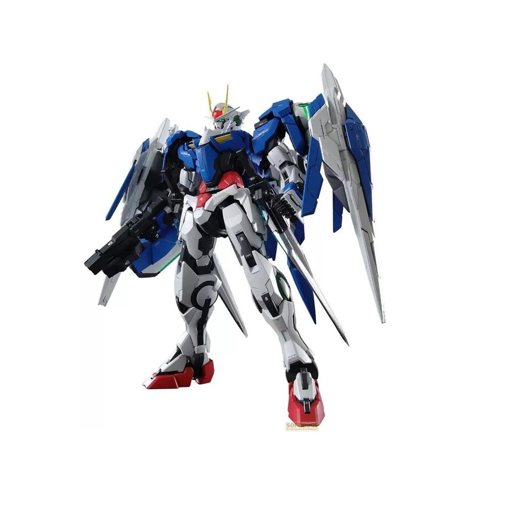 Ein blauer und weißer Gundam-Roboter mit Flügeln und Waffen.