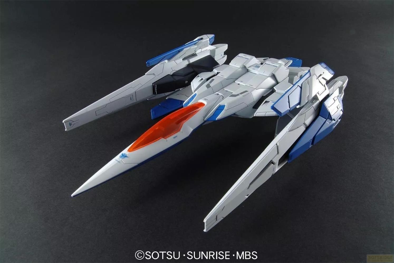 Ein weißes und blaues Raumschiff-Modell mit einem roten Cockpit auf schwarzem Hintergrund.