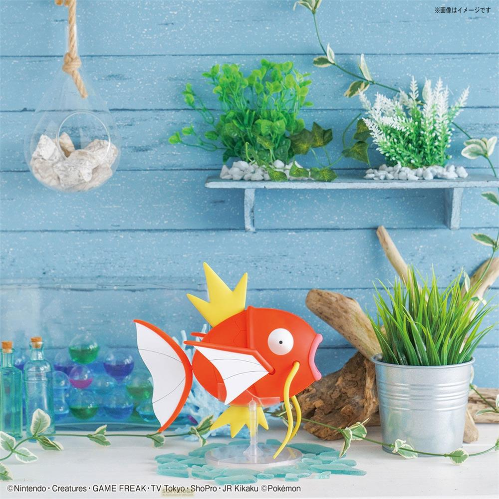 Une figurine orange de Magicarpe devant un fond en bois bleu avec des plantes.