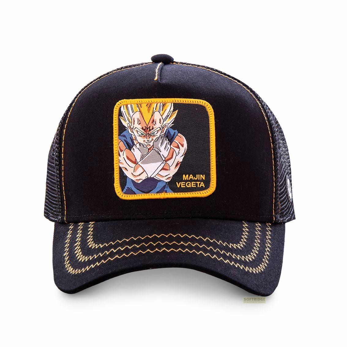 Schwarze Kappe mit Majin Vegeta-Aufnäher und gelben Nähten.