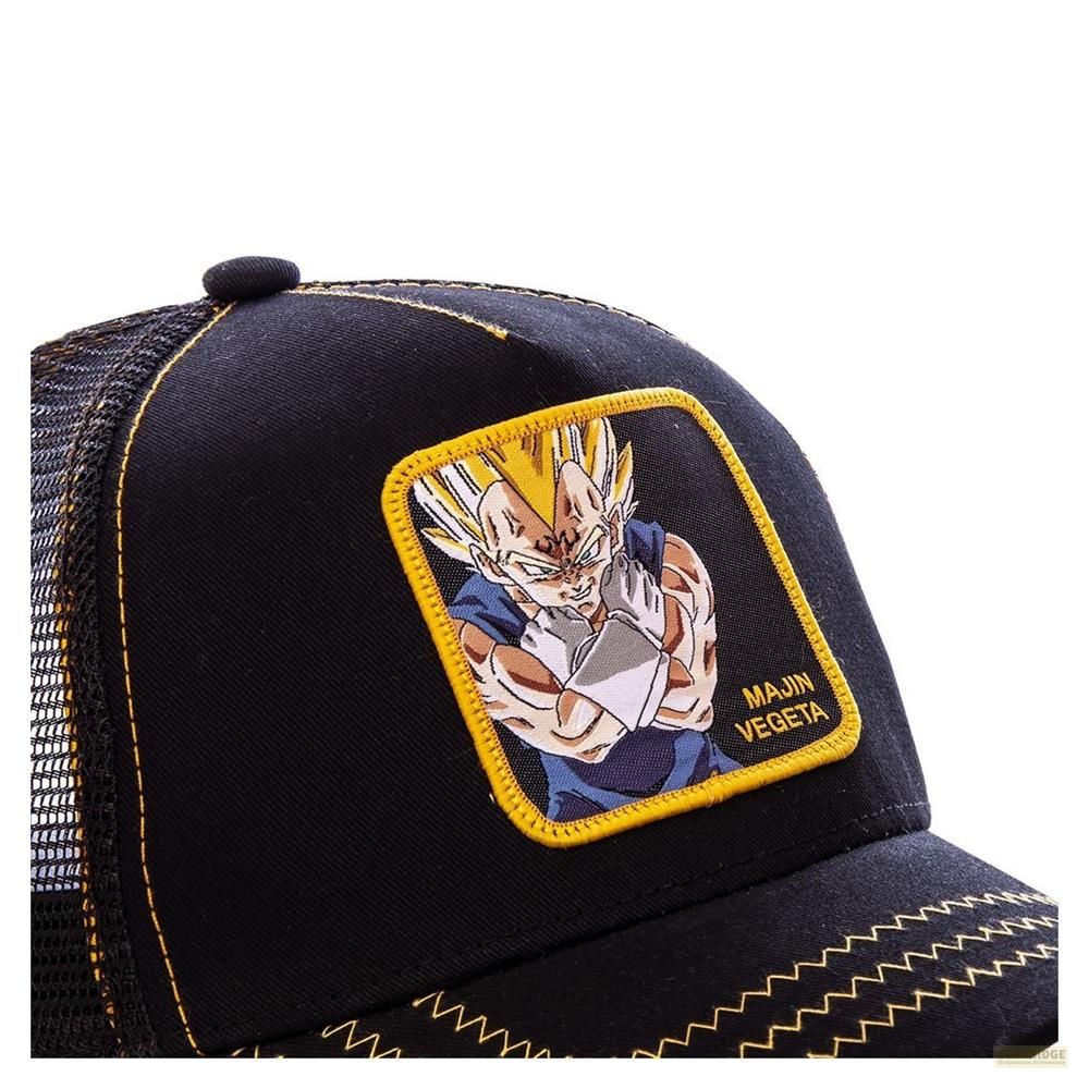 Schwarze Kappe mit Majin Vegeta-Aufnäher und gelber Naht.