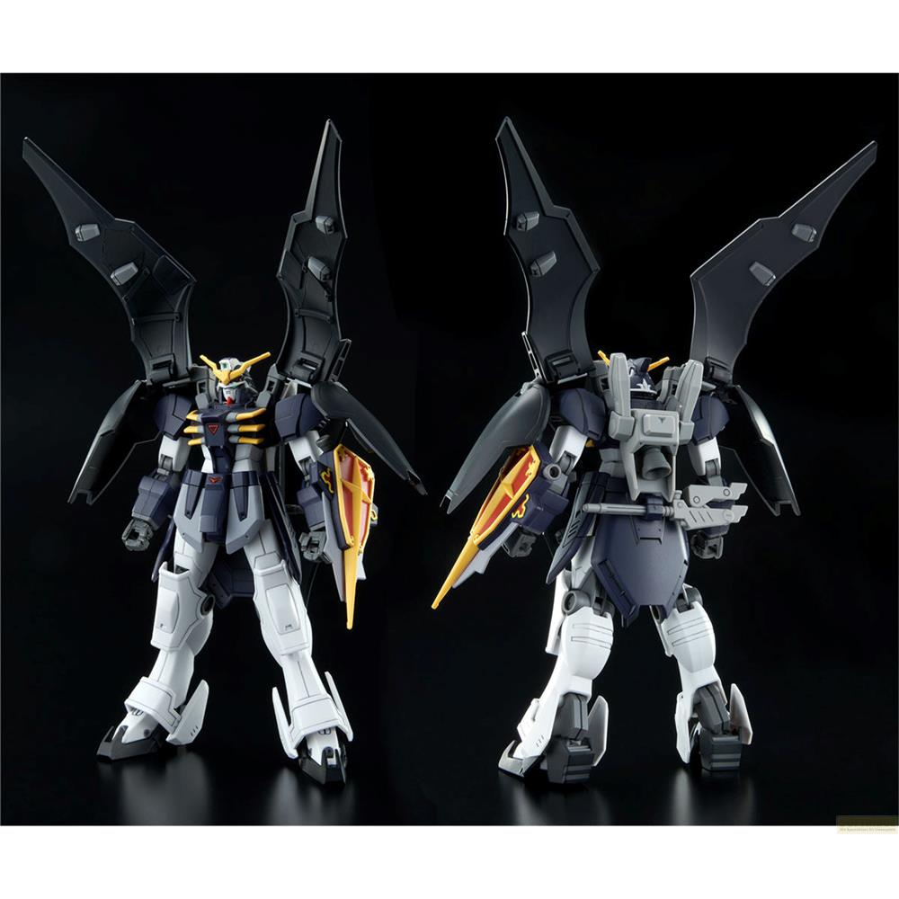 Deux robots mecha sombres avec ailes et boucliers, sur fond noir.