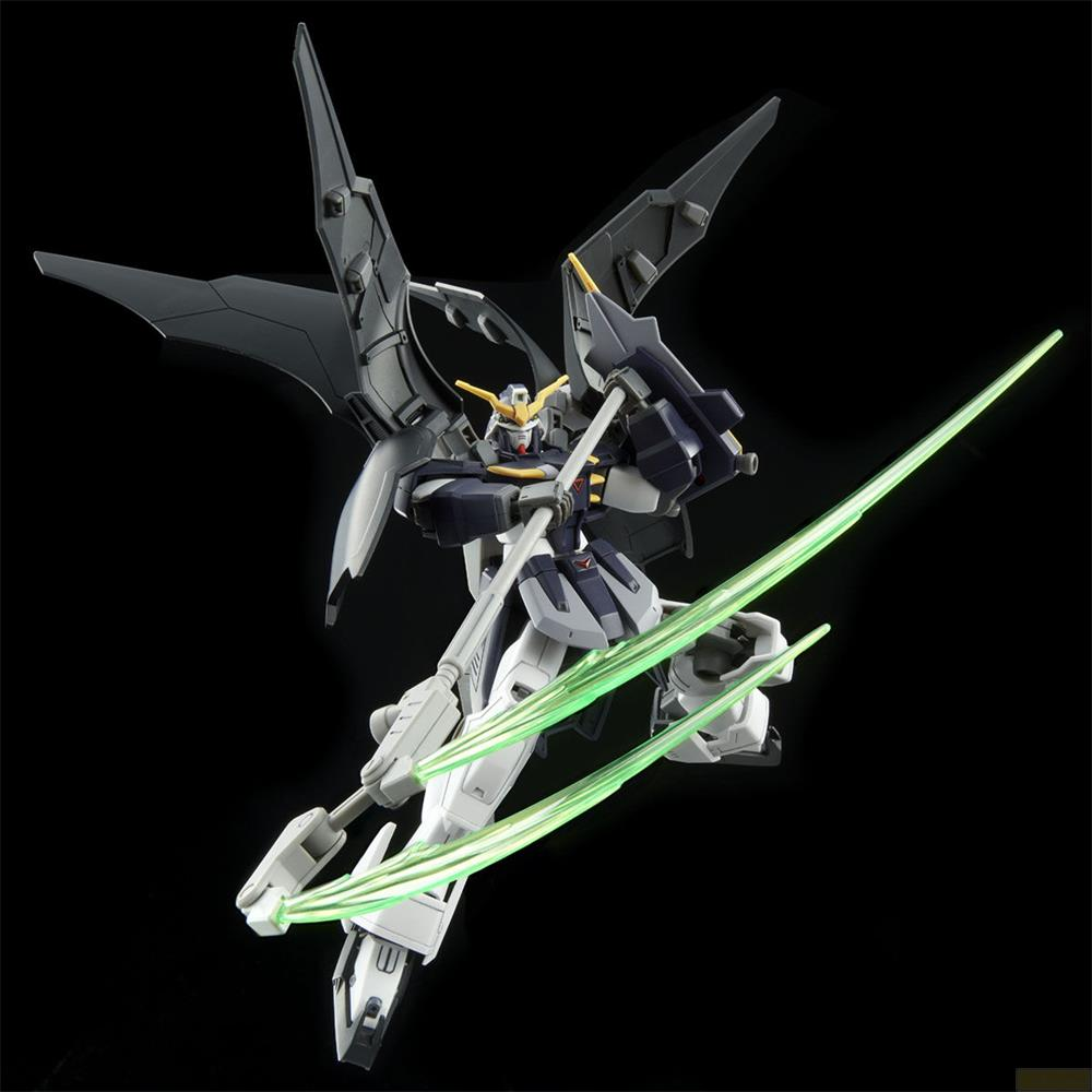 Un robot sombre aux ailes noires tenant des sabres laser verts.