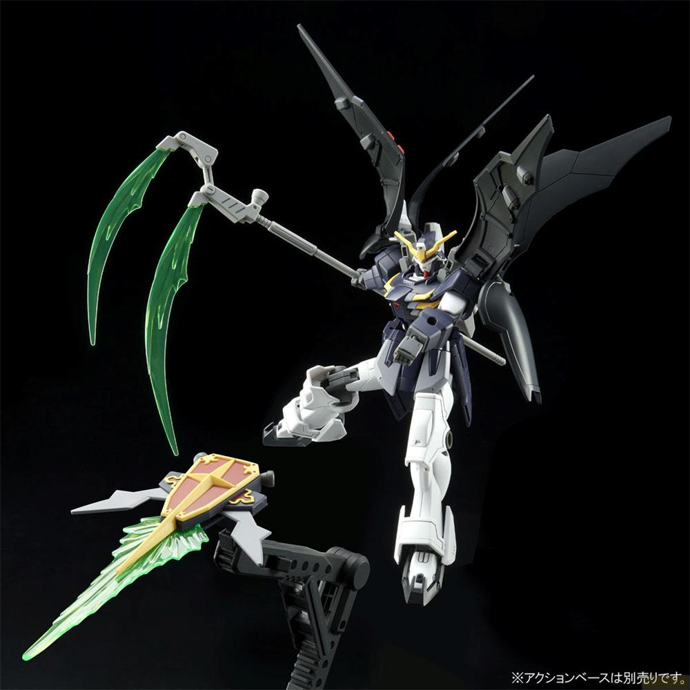 Modèle Gundam gris foncé avec ailes noires, tenant une faux à lames vertes.
