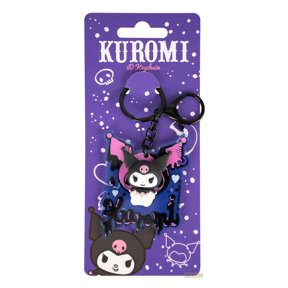 Llavero negro de Kuromi con alas y detalle de calavera en tarjeta morada.