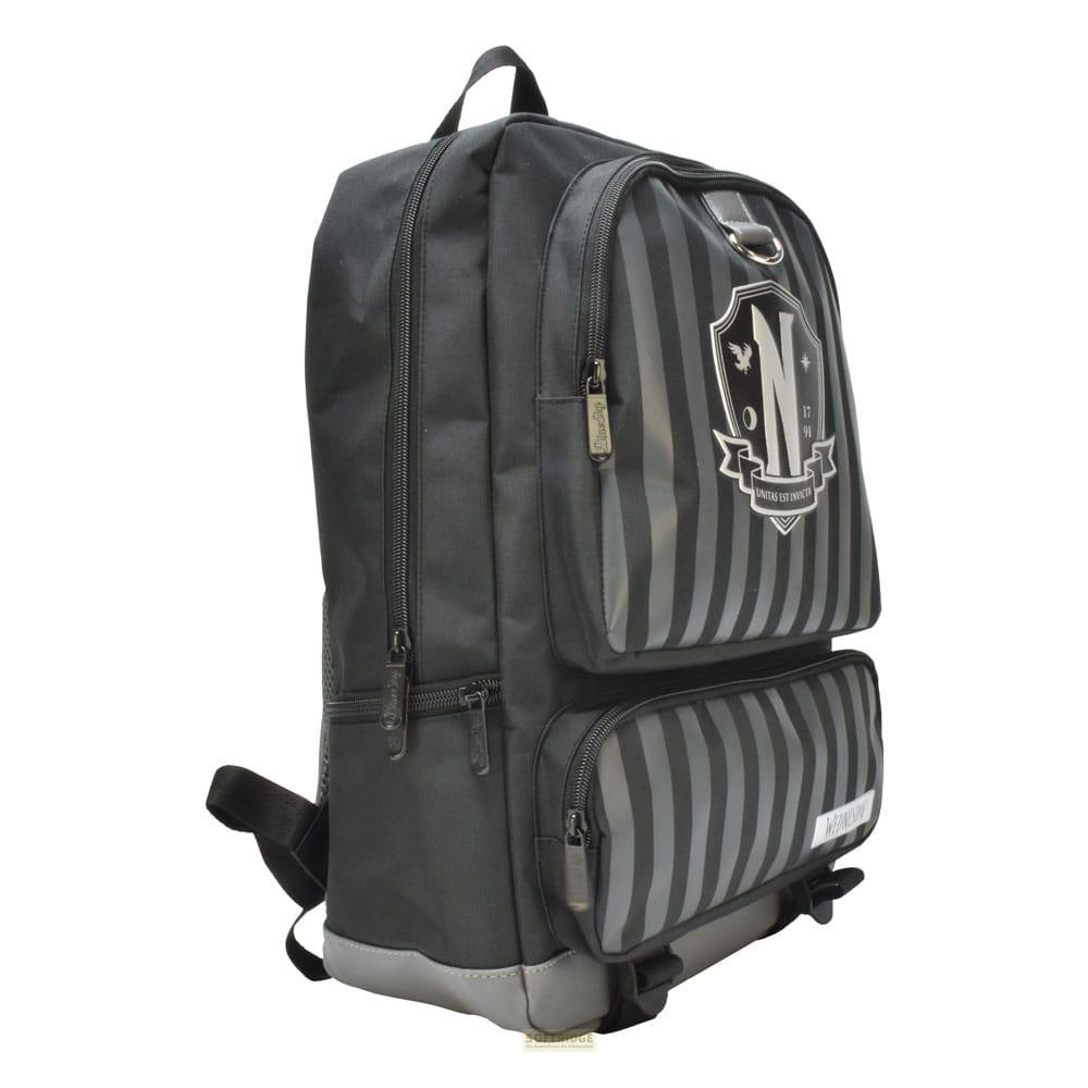 Una mochila negra con rayas verticales grises y un logo de escudo.