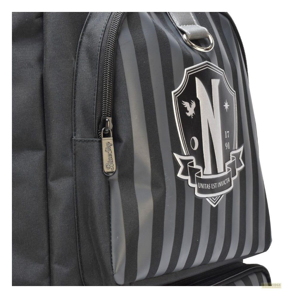 Mochila negra con rayas grises y el escudo de los Addams.