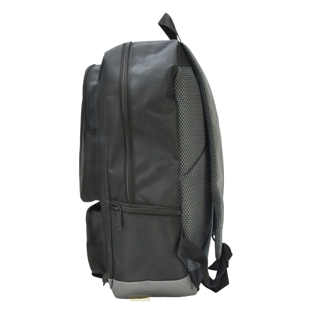 Una mochila negra con paneles de malla grises y cremalleras.