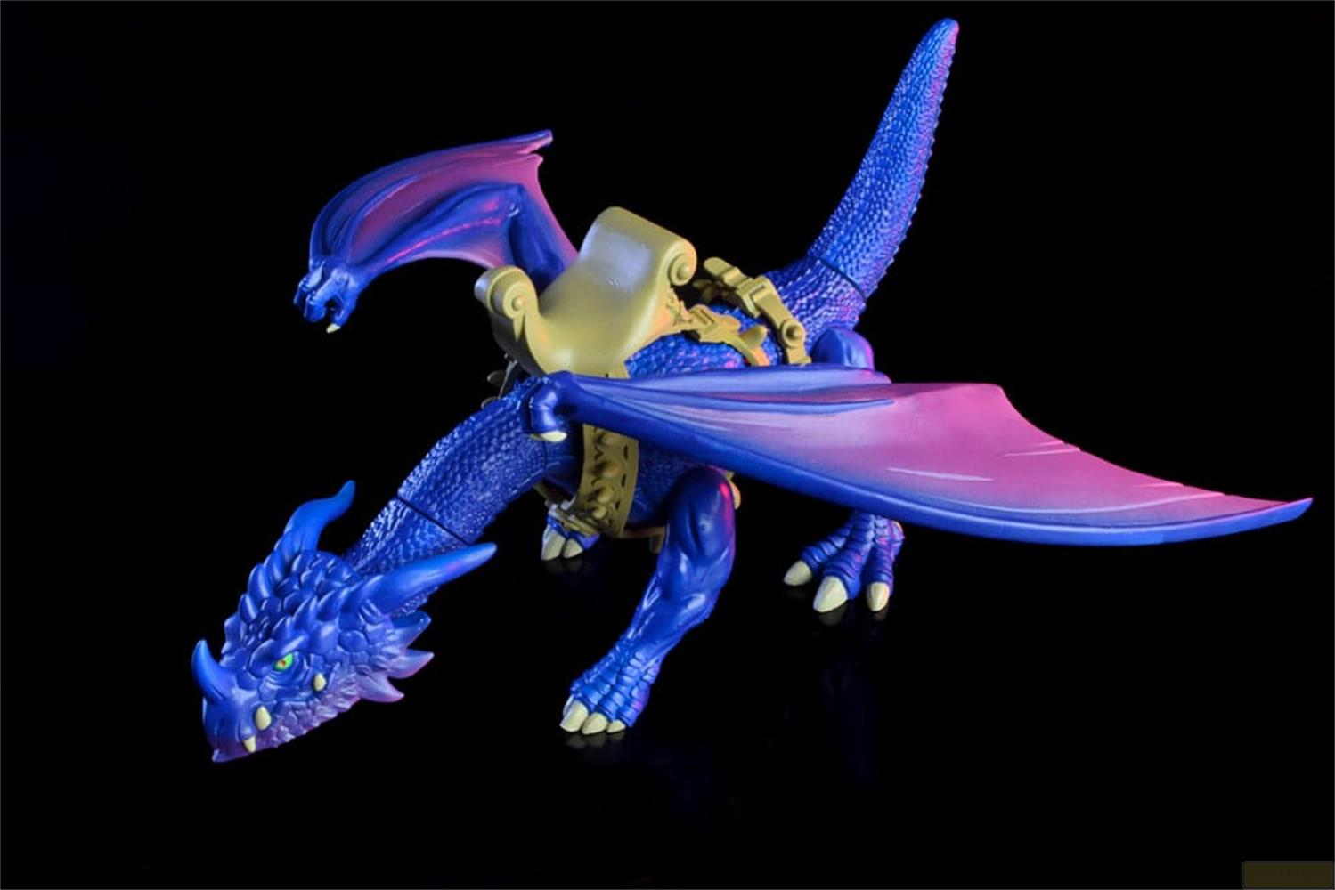 Un dragón azul con silla dorada y alas que se desvanecen de azul a rosa.