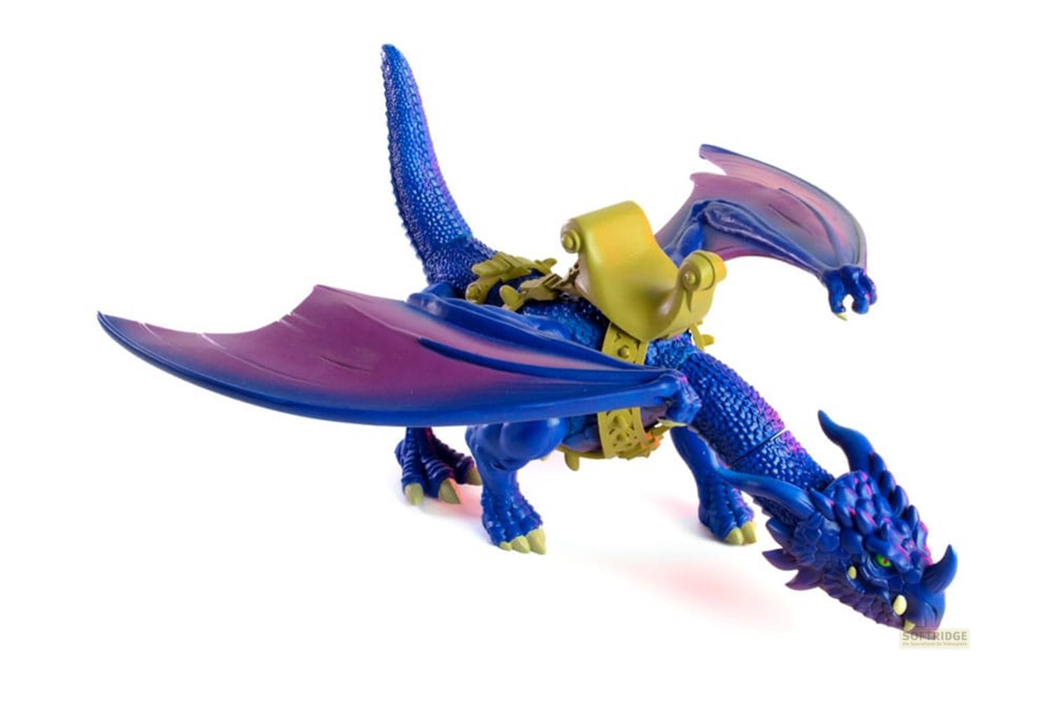 Un dragón azul con alas moradas y silla dorada sobre fondo blanco.