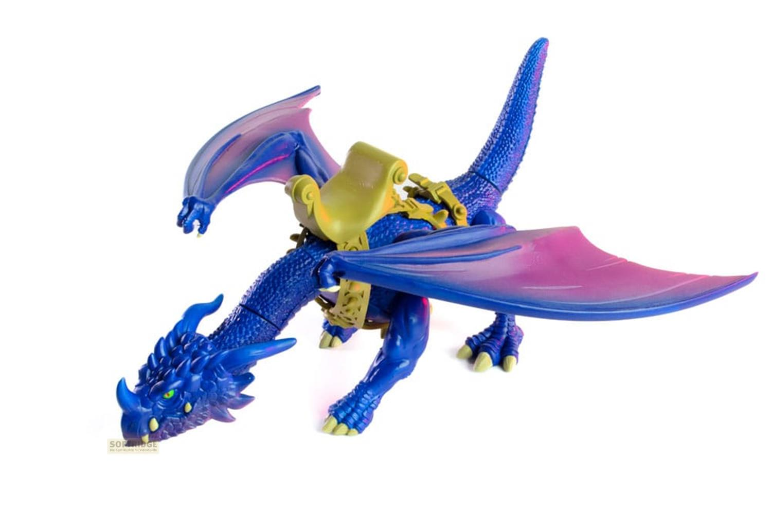Un juguete de dragón azul con alas y una silla de montar en la espalda.