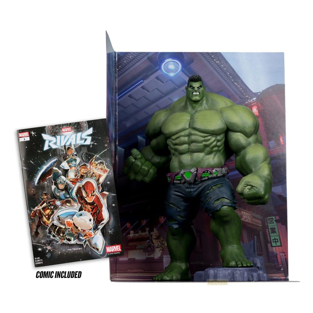 Hulk-Figur mit Comic "Marvel Rivals" auf einer Stadtkulisse.