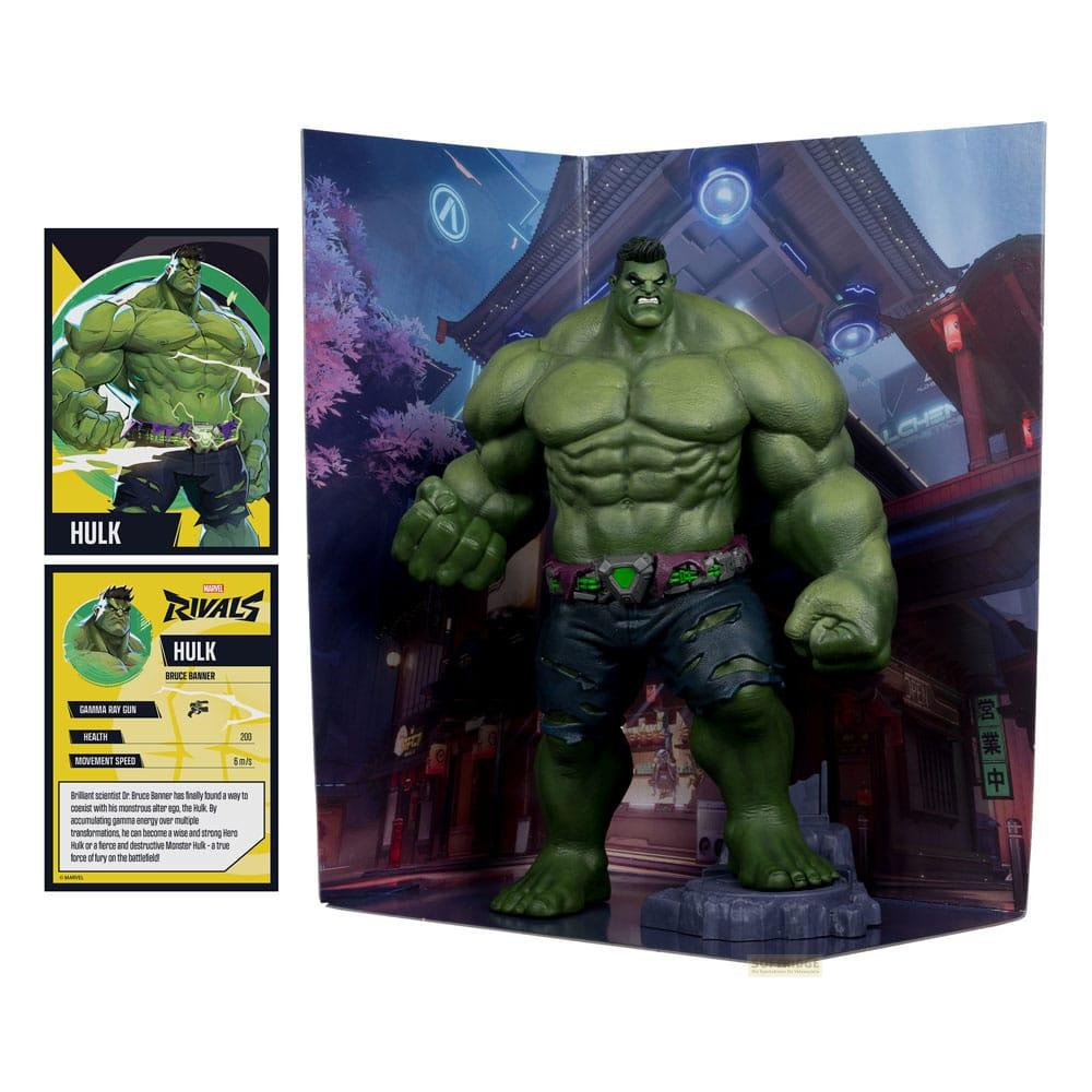 Hulk-Figur mit Sammelkarte in asiatischer Stadtkulisse. Grüne Figur mit zerrissener Hose.