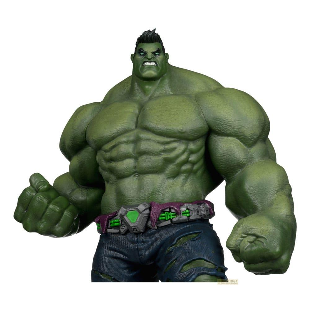 Eine grüne, muskulöse Hulk-Figur mit zerrissener Hose und einem Gürtel.