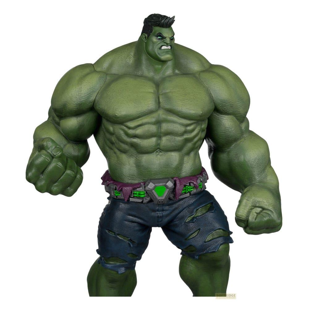 Grüne, muskulöse Hulk-Figur mit zerrissener Hose und violettem Gürtel.
