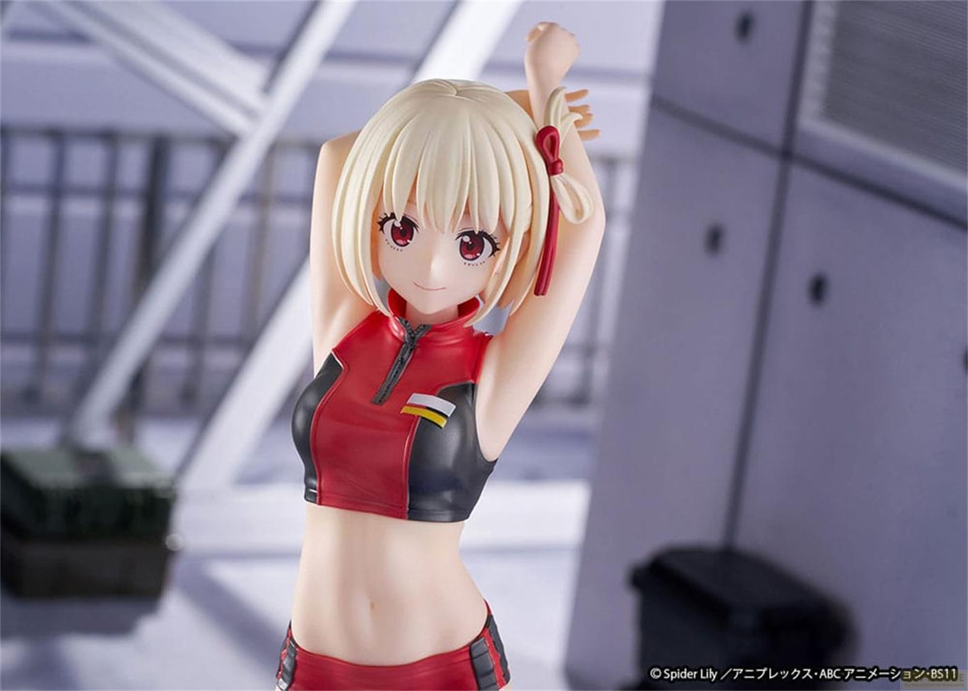 Anime-Figur mit blonden Haaren und roten Augen im Sportoutfit.