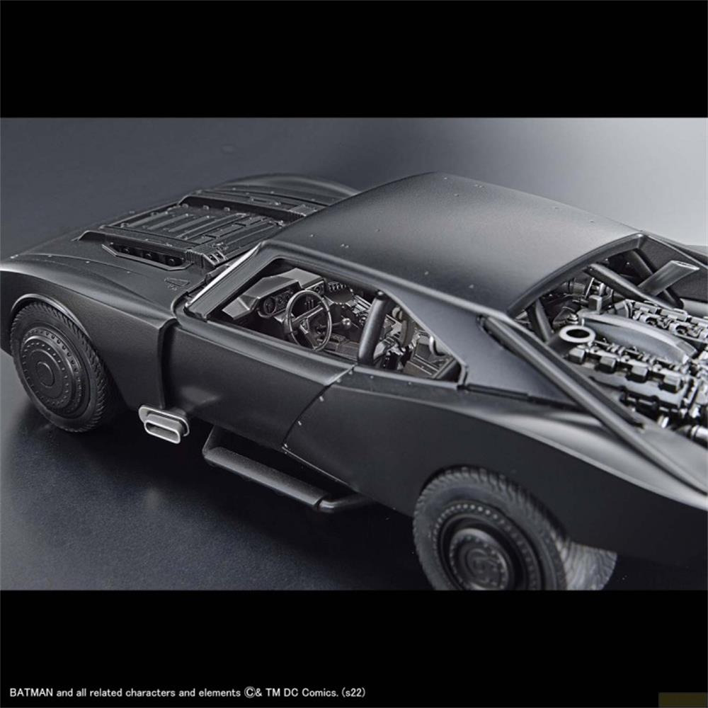 Une voiture modèle noire avec moteur apparent et intérieur détaillé.