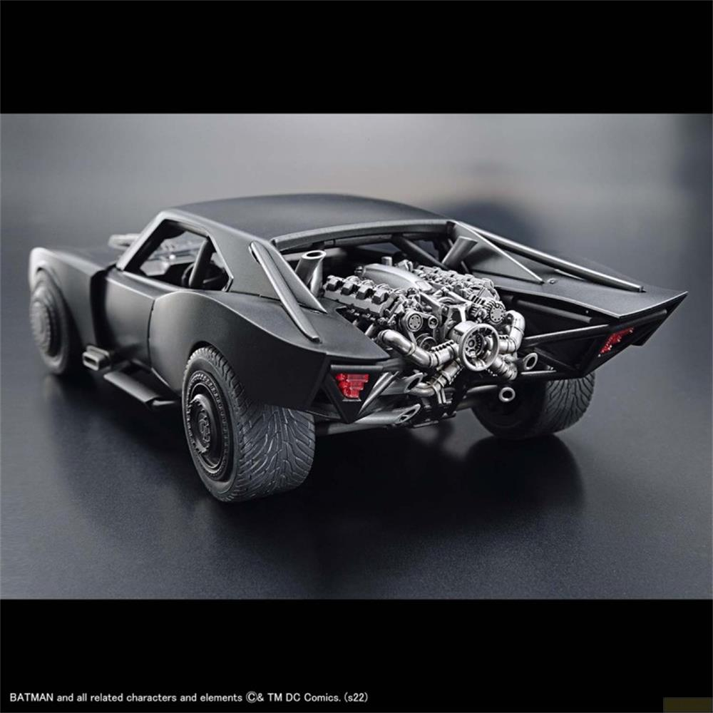 Voiture noire avec moteur apparent et feux arrière rouges.