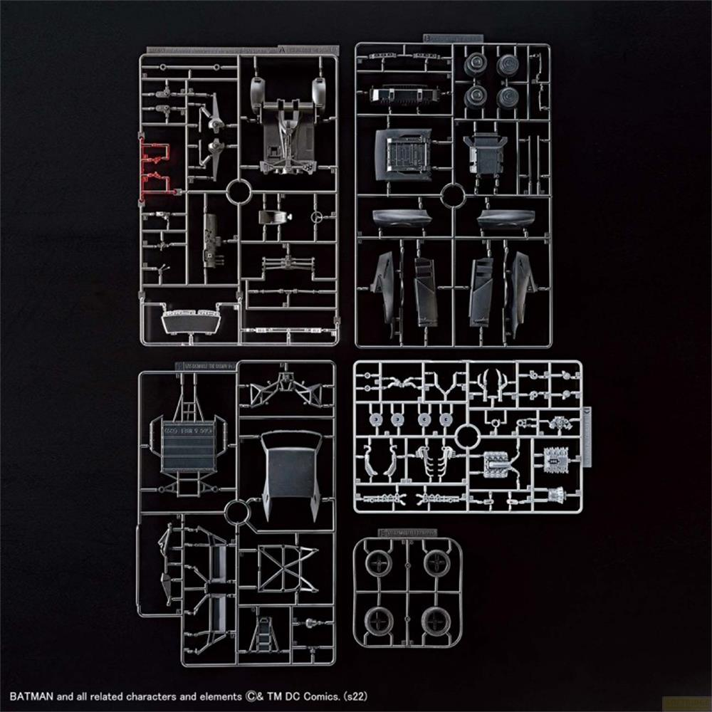 Pièces de maquette sur fond noir, disposées sur quatre grappes.