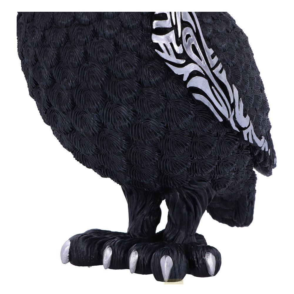Primer plano de una escultura de pájaro negro con plumas detalladas y garras plateadas.
