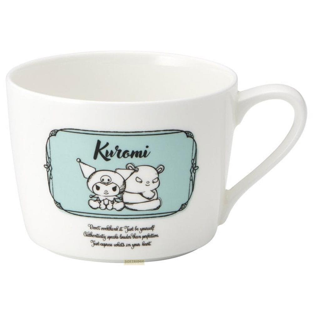 Weiße Tasse mit Kuromi-Motiv und zwei Cartoon-Figuren.