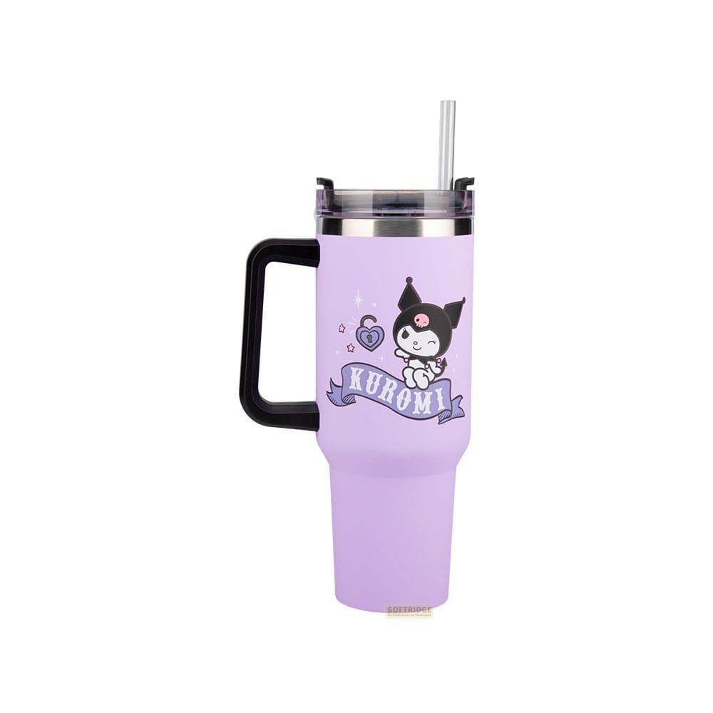 Lavendelfarbener Becher mit Henkel, Strohhalm und Kuromi-Aufdruck.
