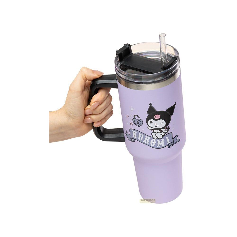Eine Hand hält einen lavendelfarbenen Becher mit Kuromi-Aufdruck und Strohhalm.