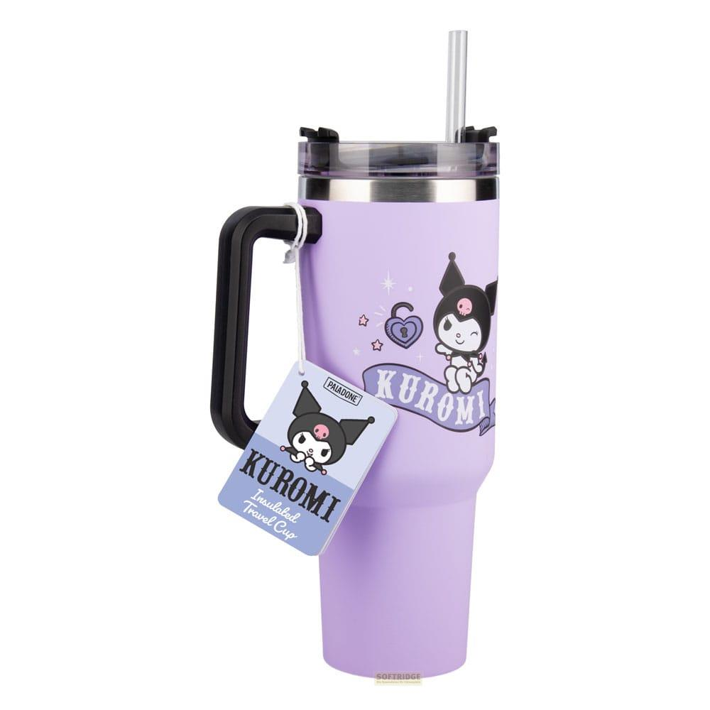 Ein violetter Isolierbecher mit Griff, Kuromi-Grafiken und einem Strohhalm.