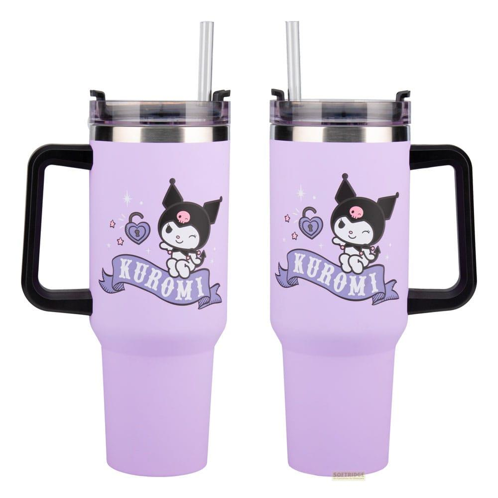 Zwei lavendelfarbene Becher mit Kuromi-Motiv und Strohhalmen.