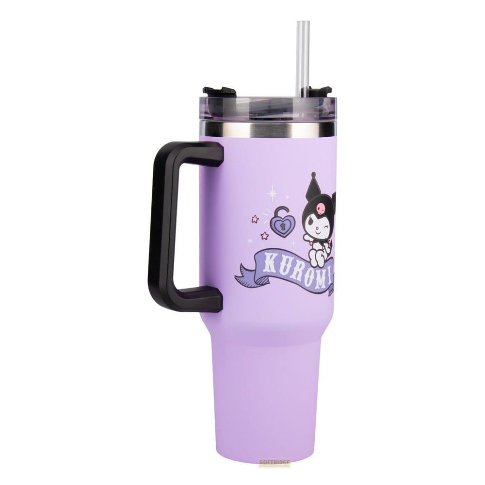 Lavendelfarbener Becher mit Griff, Kuromi-Aufdruck und Strohhalm.