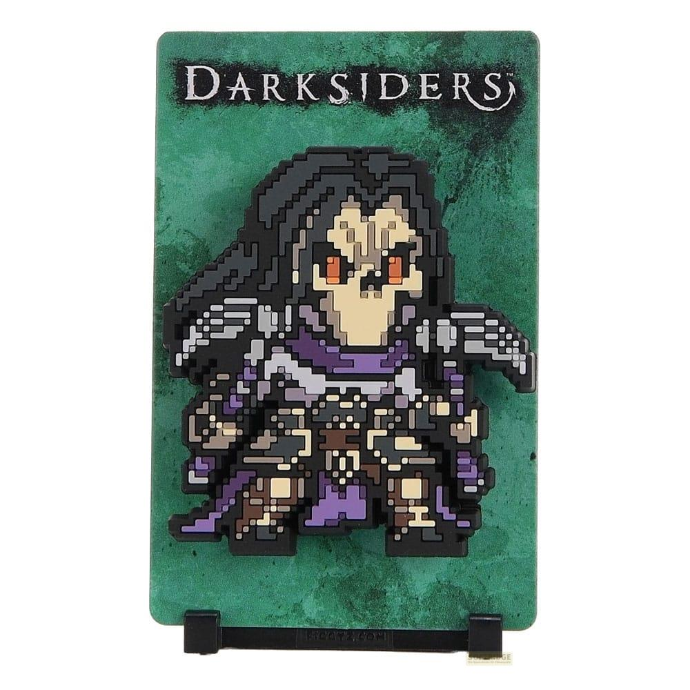 Pixel-Figur eines Charakters mit dunklem Haar, rotem Blick und Rüstung auf grünem Hintergrund.