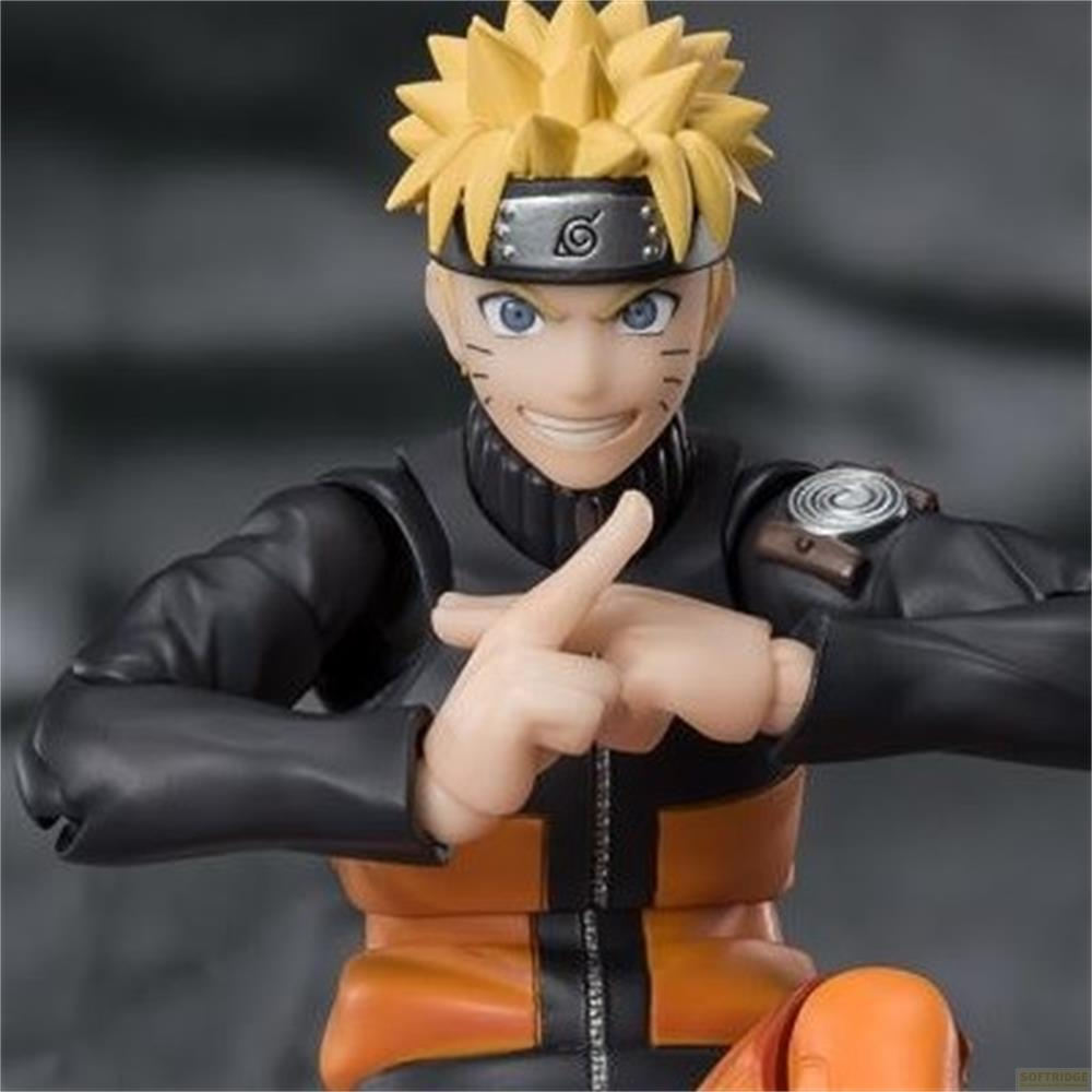 Action figure di Naruto Uzumaki in tenuta nera e arancione, con fascia.