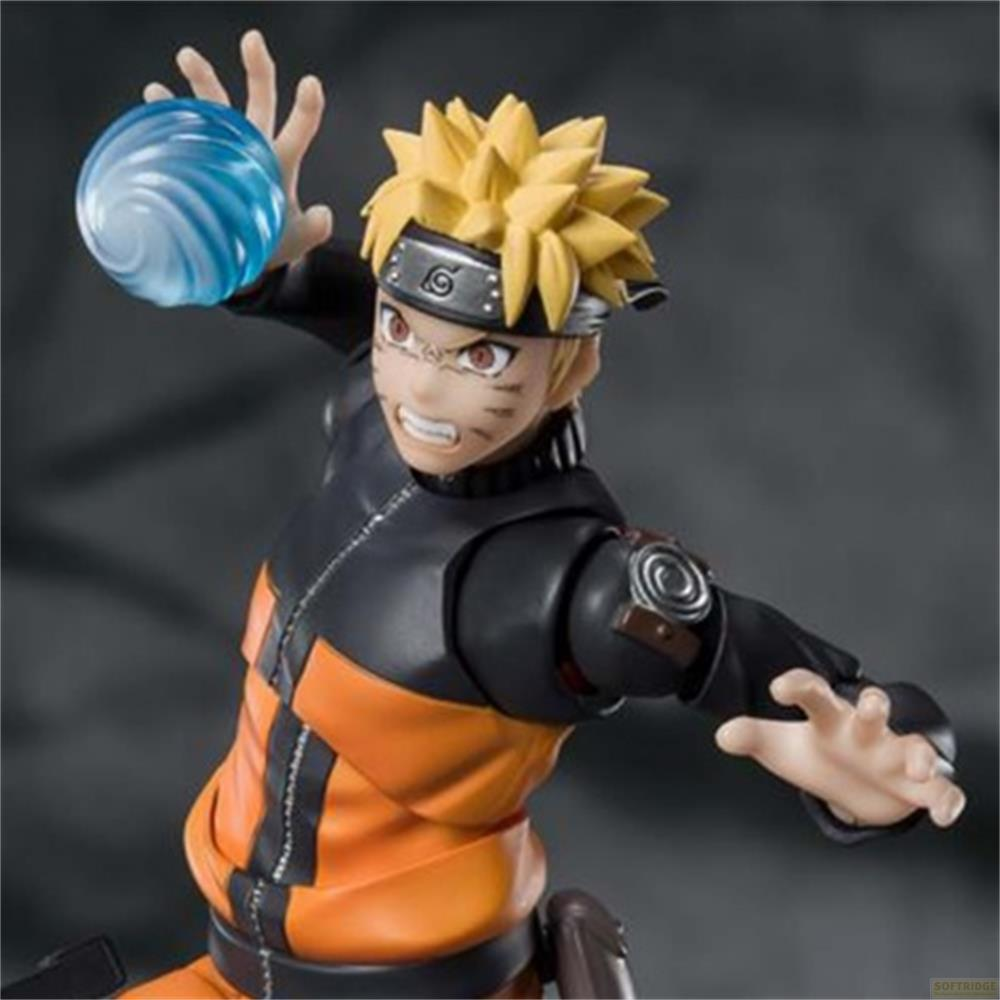 Statua di Naruto in tenuta arancione e nera, tiene una palla di energia blu.