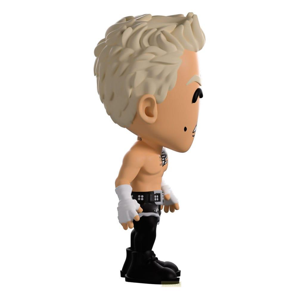 Eine stilisierte Figur mit blonden Haaren, nacktem Oberkörper, weißen Bandagen und schwarzer Hose.